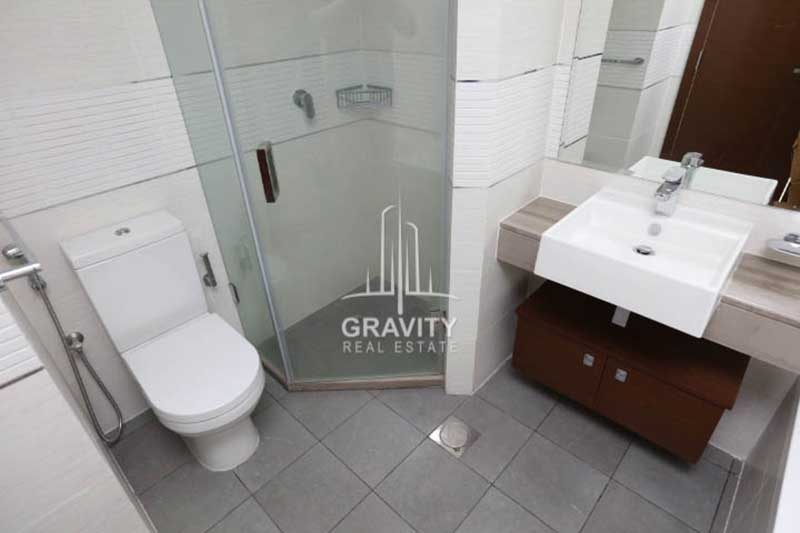 Bathroom-having-corner-partition-for-shower-in-3-bedrom-apartment-for-sale-in-abu-dhabi