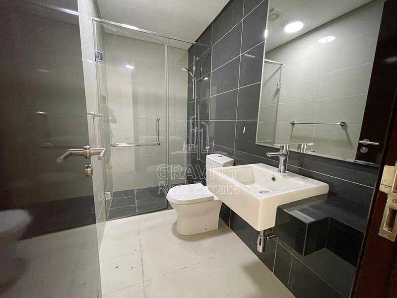 Bathroom-with-partition-for-shower-in-burooj-views