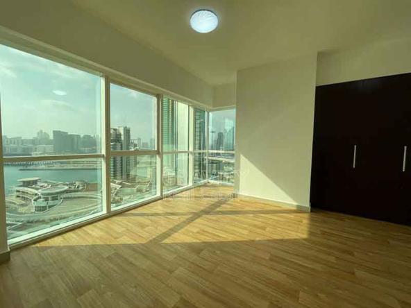 Bedroom-with-a-view-of-al-reem-marina-in-marina-sqaure-with-wardrobes