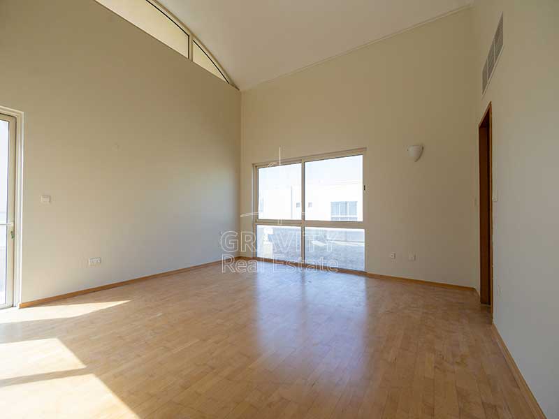 Huge-Master-bedroom-in-Al-Raha-Gardens-house-for-sale-with-semi-circular-ceiling