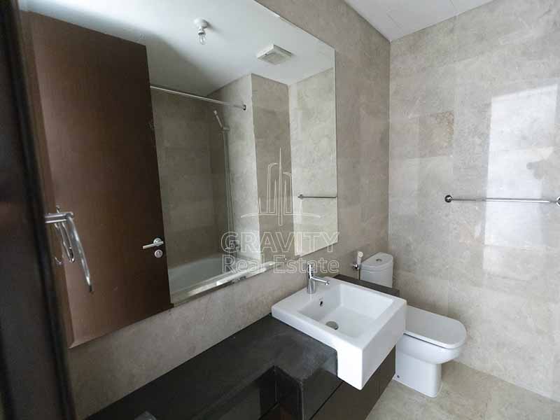 Bathroom-having-huge-mirror-in-marina-heights-tower