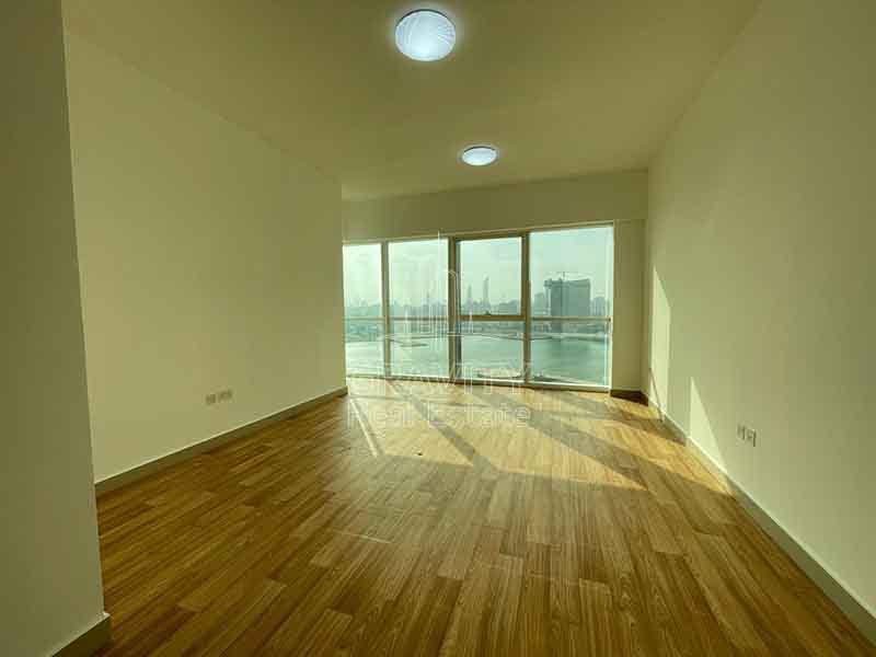 Wooden-flooring-in-a-bedroom-with-a-view-of-the-marina-MAG-5-in-marina-Square