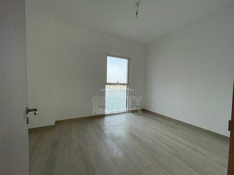 bedroom-with-window-and-wooden-tiling-in-apartment-in-yas-island-waters-edge