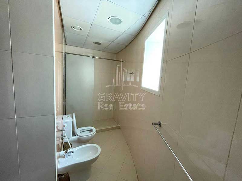 bathroom-with-white-toilet-and-bidet-in-studio-apartment-in-hydra-avenue-c5