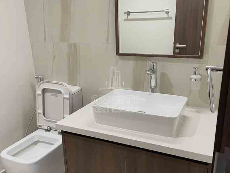 Toilet-with-spacious-sink-in-Reflection-Towers