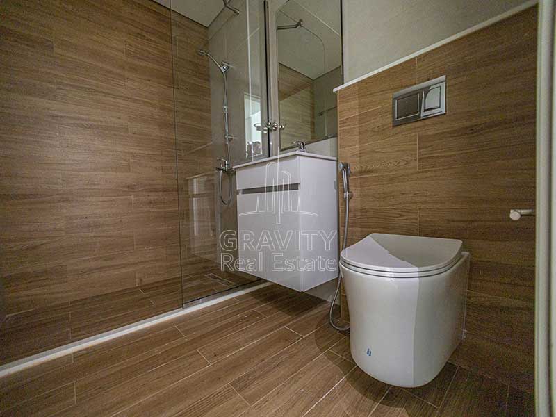 spacious-master-bathroom-in-excellent-2-bedroom-apartment-al-raha-lofts