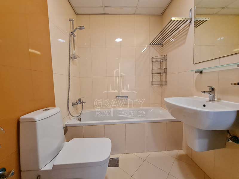 well-lit-master-bathroom-in-2-bedroom-townhouse-hydra-avenue-c6