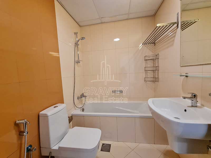 bright-colored-bathroom-in-2-bedroom-townhouse-in-hydra-avenue-reem-island