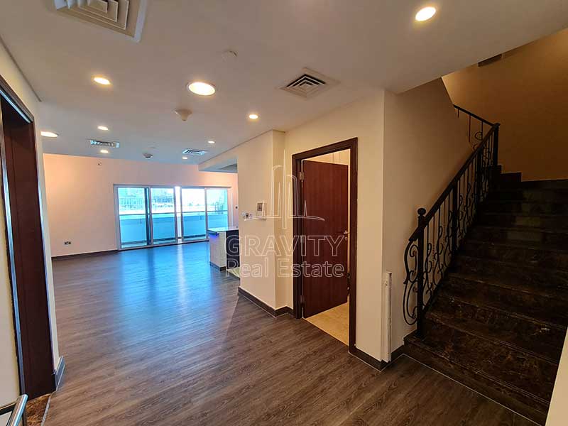 hallway-with-staircase-to-upper-floor-of-2-bedroom-townhouse-in-hydra-avenue-c6