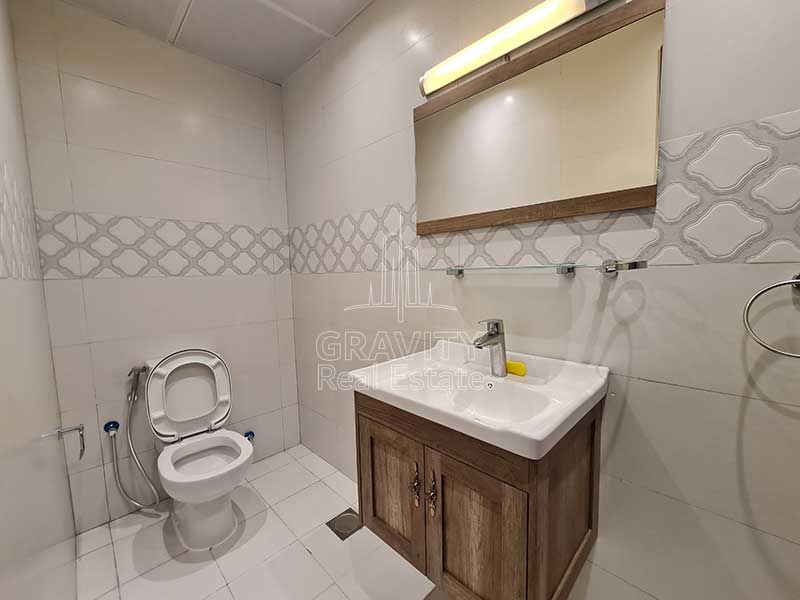 white-bathroom-in-hydra-avenue-c6-2-bedoom-townhouse