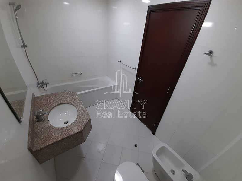 master-bathroom-with-nice-bathtub-bidet-and-toilet-in-2-bedroom-apartment-hydra-avenue-towers