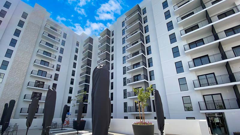 Waters-edge-outdoor-courtyard-with-lounge-and-sun-shades-during-the-noon