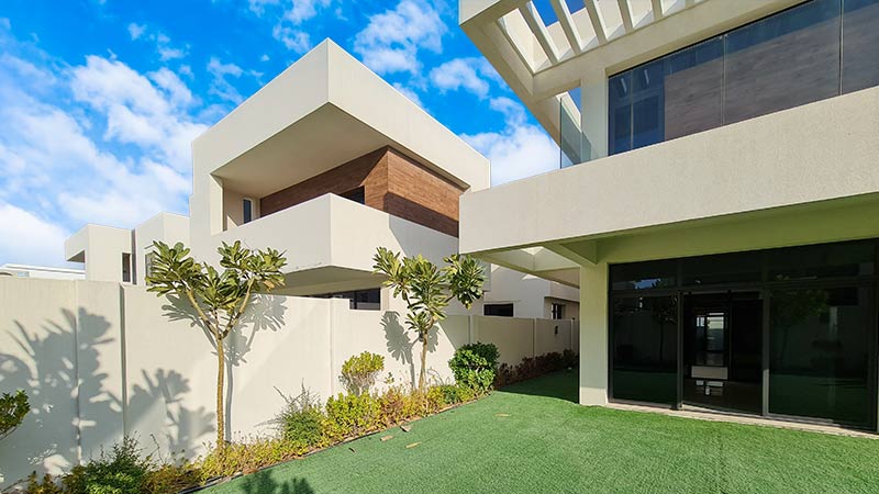 west-yas-wall-between-two-villas-with-trees-and-shrubs