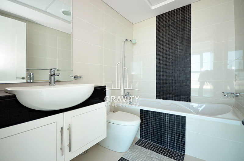 bathroom-with-bath-tub-and-ellegant-finishing-in-reem-island-2bedroom-apartment-marina-bay-by-damac