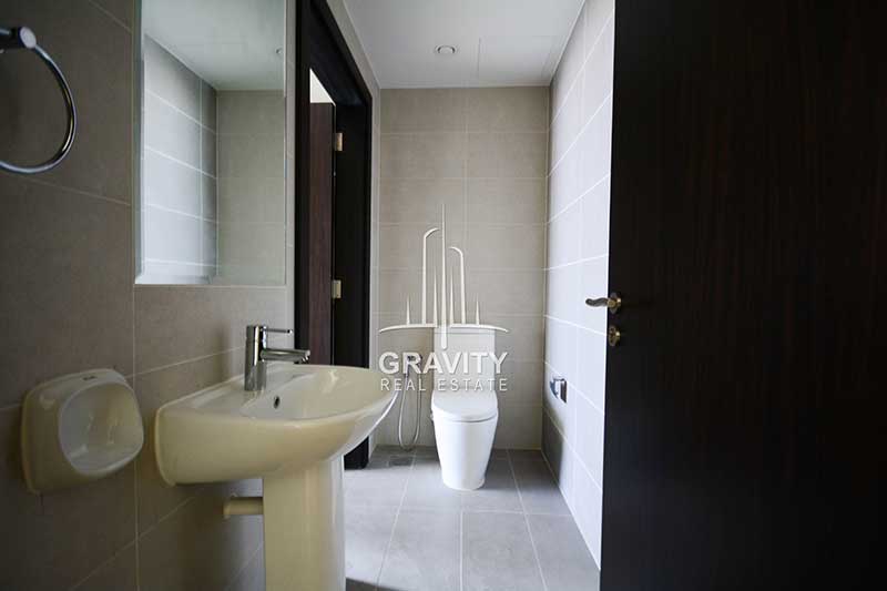 clean-and-net-bathroom-with-bathtub-in-marina-bay-1-bedroom-apartment-city-of-lights-abu-dhabi