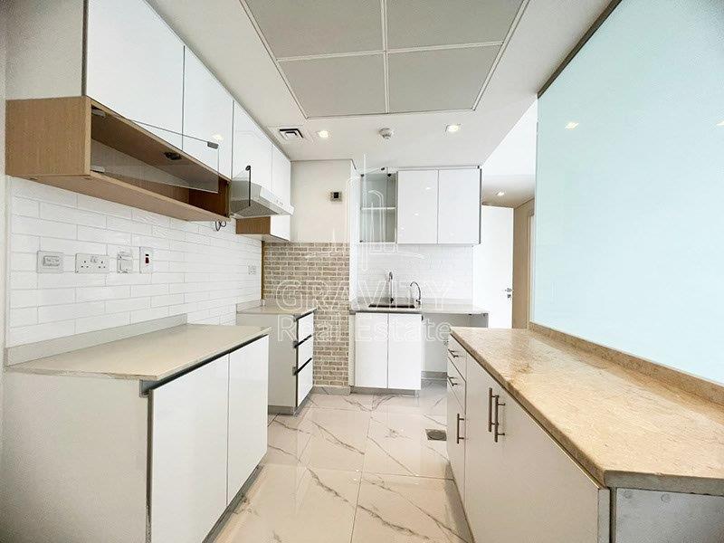 clean-and-spacious-big-kitchen-with-nice-furnished-cupboards-with-wood-touches-on-top-in-the-bridges-tower