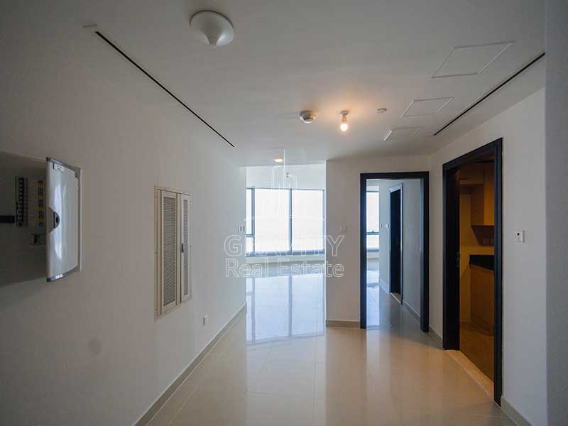 long-corridor-of-1-bedroom-apartment-in-sky-tower-reem-island