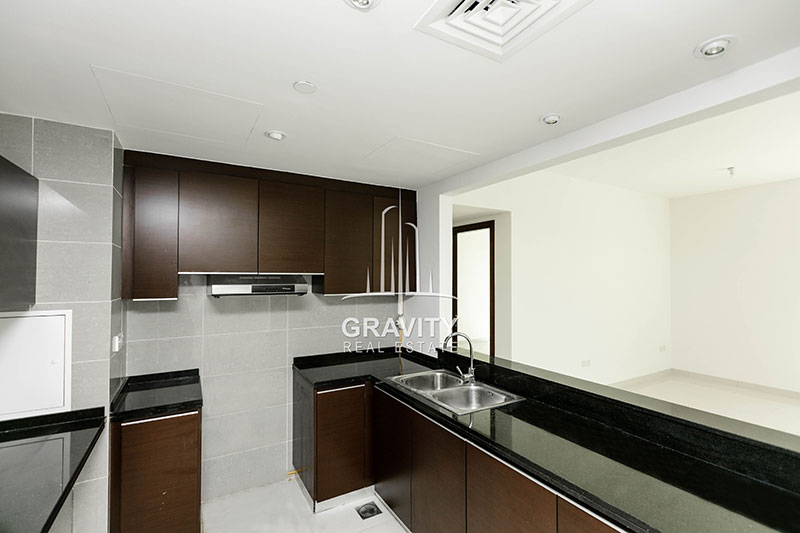 marbled-kitchen-counter-top-in-2-bedroom-apartment-marina-blue-tower-reem-island