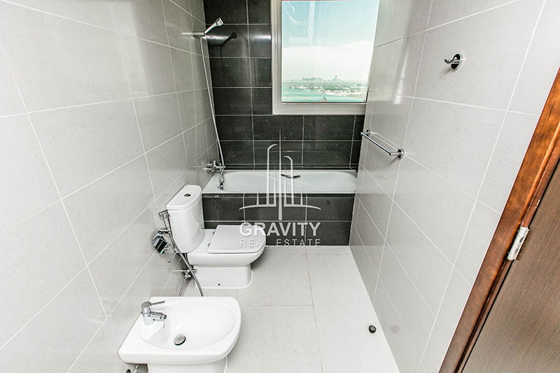 neat-bathroom-with-bath-tub-in-marina-blue-tower-reem-island