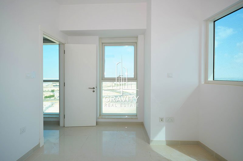 spacious-room-with-glass-window-and-great-view-in-reem-island-marina-bay-by-damac