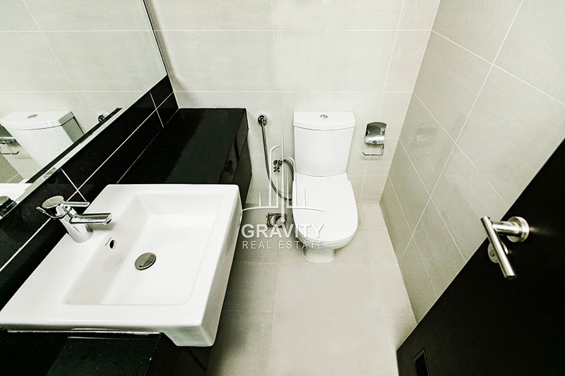 well-maintained-bathroom-in-marina-blue-tower-reem-island