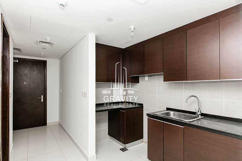 Studio-kitchen-white-tiles-maha-tower-reem-island