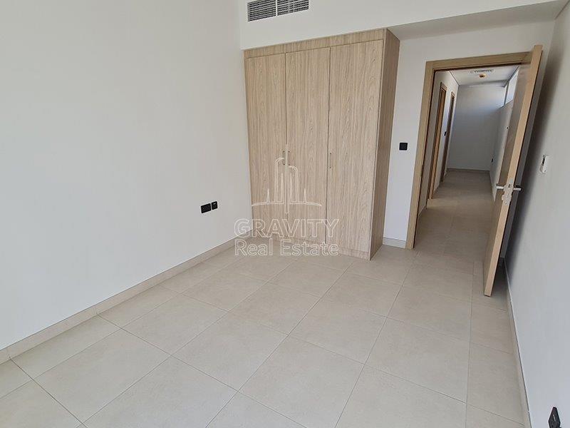 amazing-bedroom-w-built-in-wardrobe-in-aldhay-bloom-garden-3-br-townhouse-for-rent