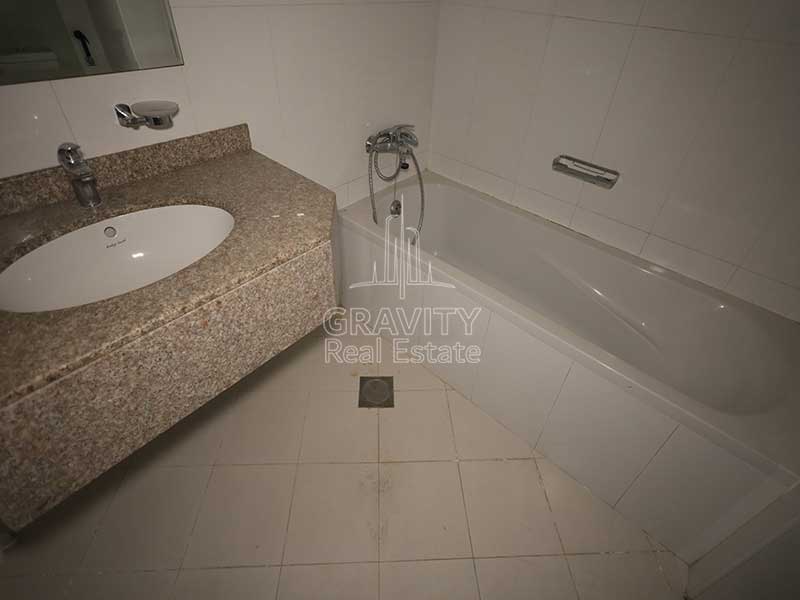 bathroom-in-a-studio-apartment-in-hydra-avenue-tower-c6