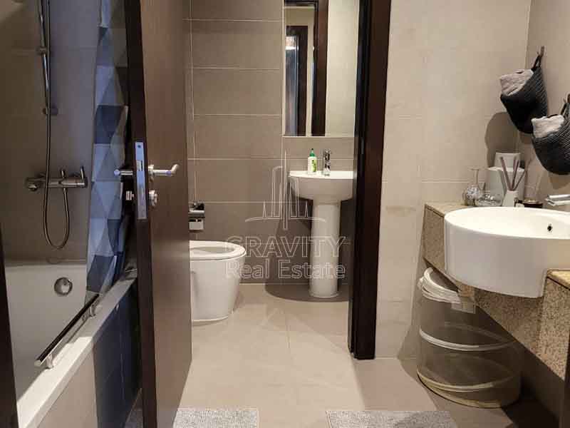 bathroom-with-bathtub-and-multiple-sinks-in-1-bedroom-apartment-in-sigma-2-tower