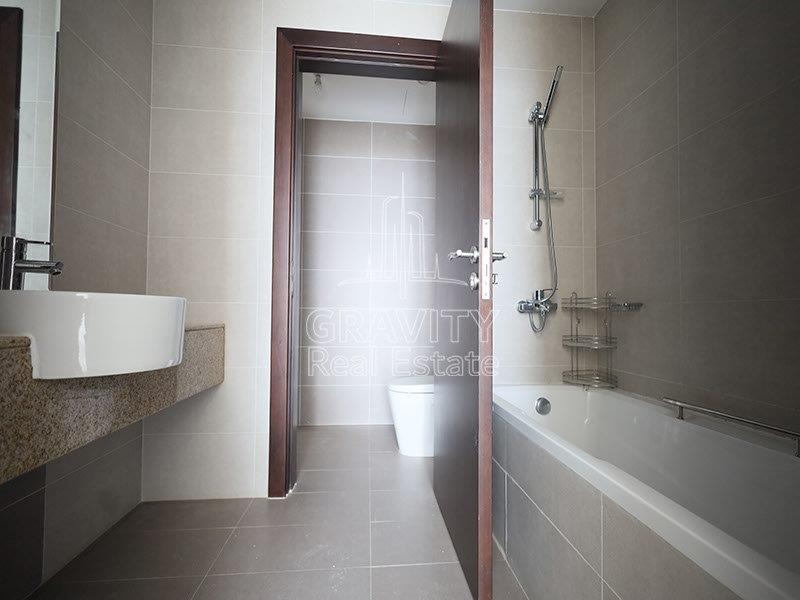 bathroom-with-large-bathtub-and-sink-and-clean-toilet-in-apartment-in-marina-bay-2-c3