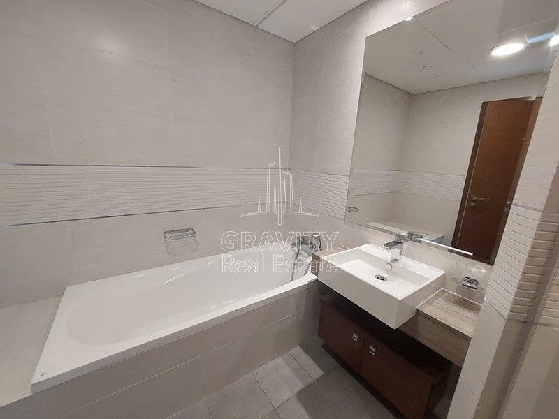 bathroom-with-nice-bathtub-in-3-bedroom-apartment-in-the-gate-tower-1