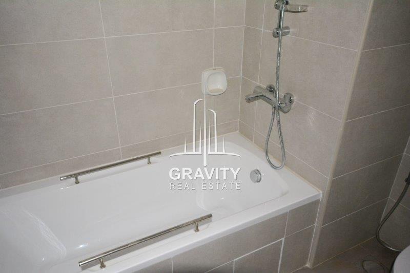 bathtub-on-a-1-bedroom-apartment-in-sigma-tower-for-rent