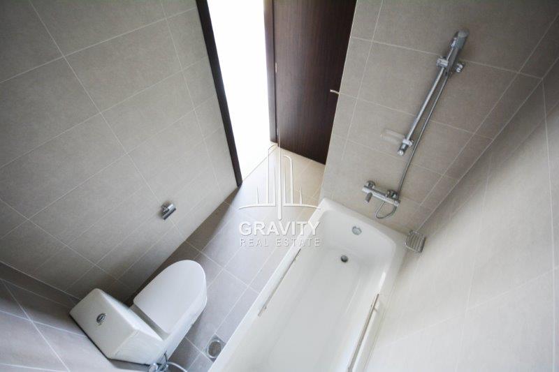 bathtub-with-toilet-bowl-in-2br-apt-at-marina-bay-2-reem-island