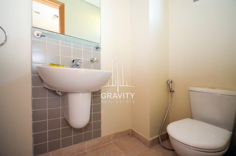 clean-toilet-in-al-raha-gardens-townhouse-3-bedroom-home