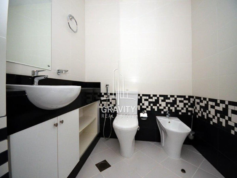 clean-toilet-in-oceanscape-reem-island-min