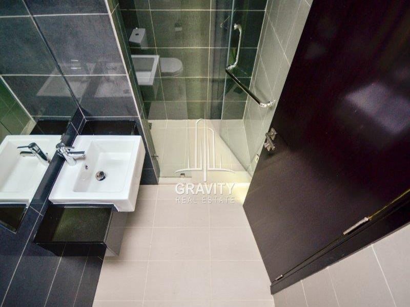 clean-washroom-with-covered-shower-in-mag-5-residences-min