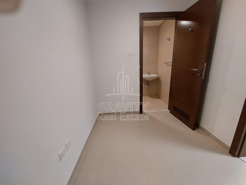 maids-room-with-maids-bathroom-in-3-bedroom-apartment-in-the-gate-tower-1