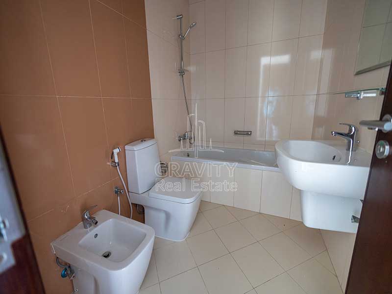 master-bathroom-with-bidet-toilet-sink-and-bathtub-in-2-bedroom-apartment-in-hydra-avenue-towers