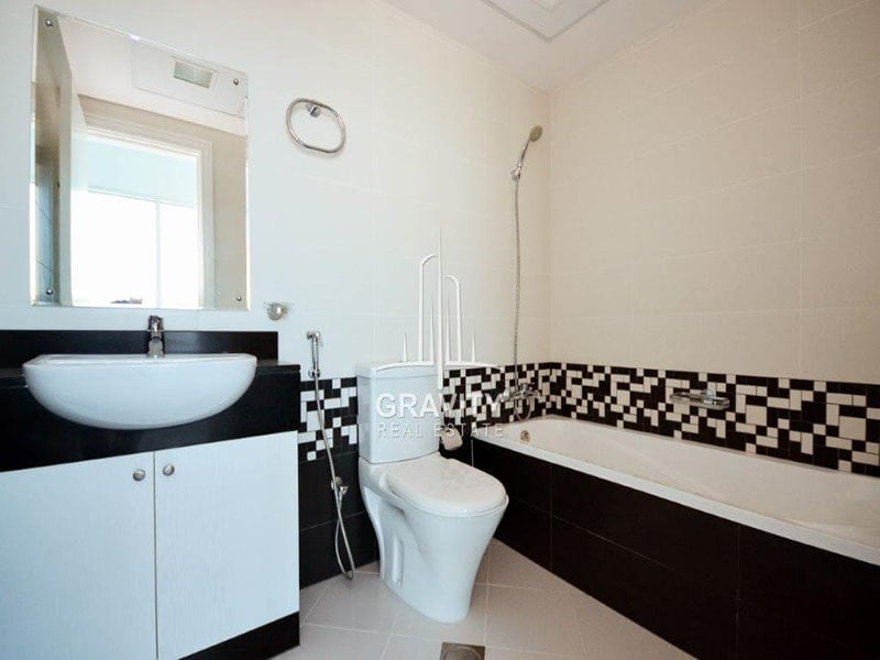 nice-and-clean-washroom-with-black-and-white-designed-marbles-oceanscape-reem-island-min