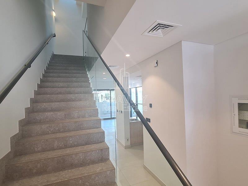 staircase-w-glass-in-aldhay-bloom-garden-3-br-townhouse-for-rent