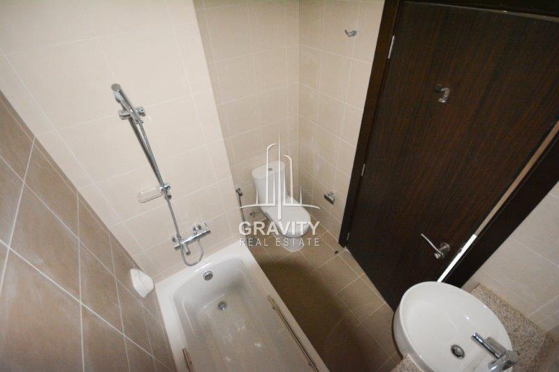 toilet-bowl-with-basin-and-bathtub-in-2br-apt-of-c2-marina-bay-tower-city-of-lights-abu-dhabi