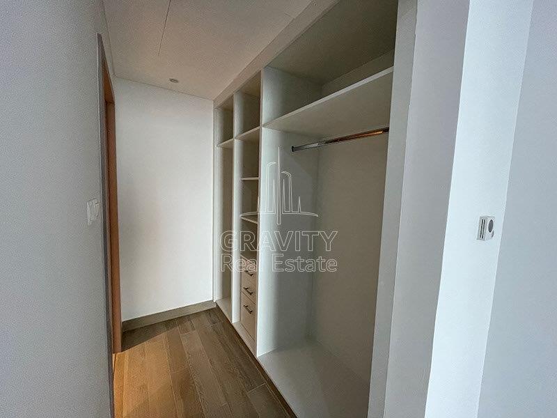 walk-in-closet-in-waters-edge-yas-island-abu-dhabi-apartment-for-rent