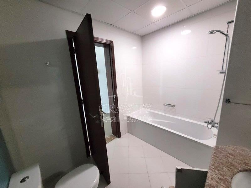 well-maintained-bathroom-in-a-studio-apartment-in-hydra-avenue-towers-c5