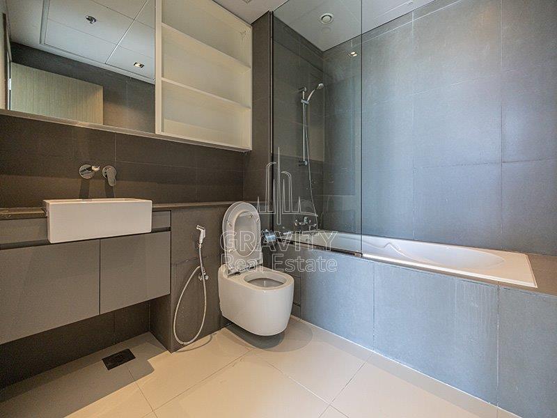 well-maintained-bathroom-in-meera-shams-tower-2-bedroom-apt-for-sale