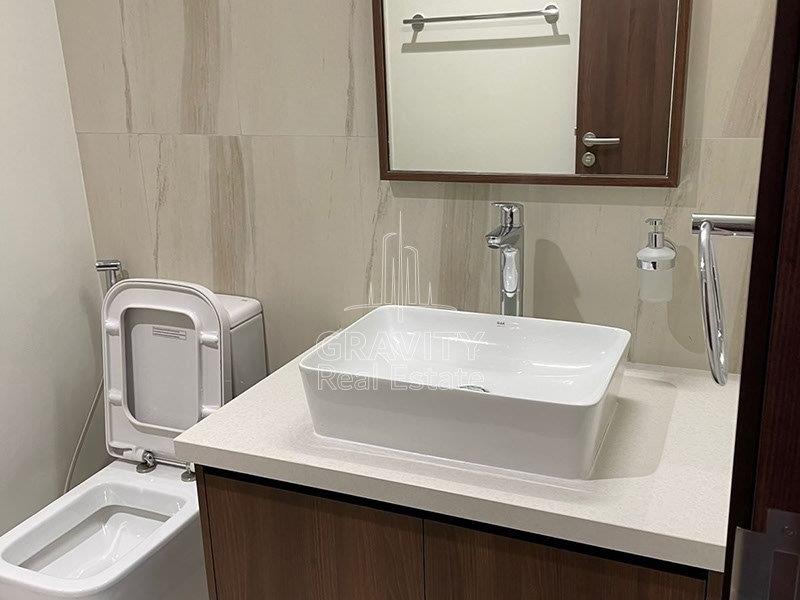 well-maintained-bathroom--in-shams-reflection-tower-1bedroom-apartment-for-rent