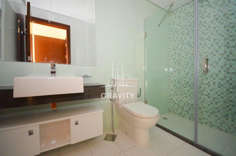 well-maintained-bathroom-in-the-gate-towers-2-apartment