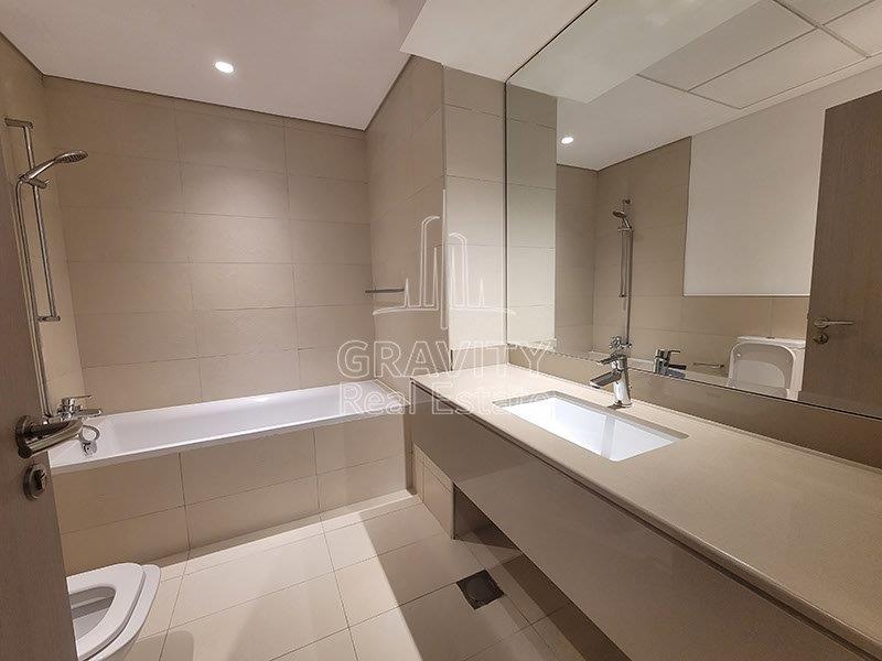 well-maintained-bathroom-with-bathtub-huge-vanity-mirror-and-toilet-in-a-2-bedroom-waters-edge-apartment-for-sale