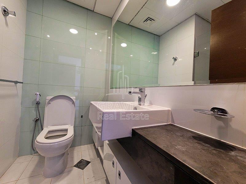 well-maintained-toilet-of-a-3-bedroom-apartment-in-gate-towers-reem-isalnd-for-sale