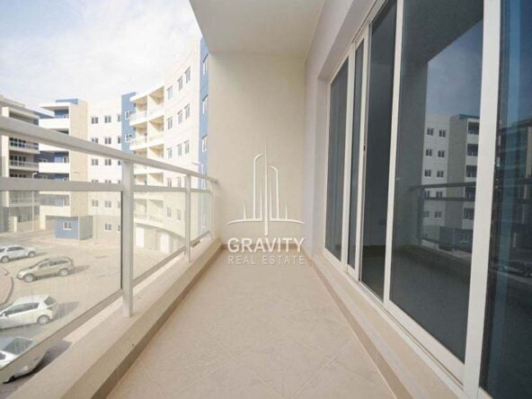 amazing-huge-balcony-area-with-glass-railing-and-view-of-community-reef-downtown