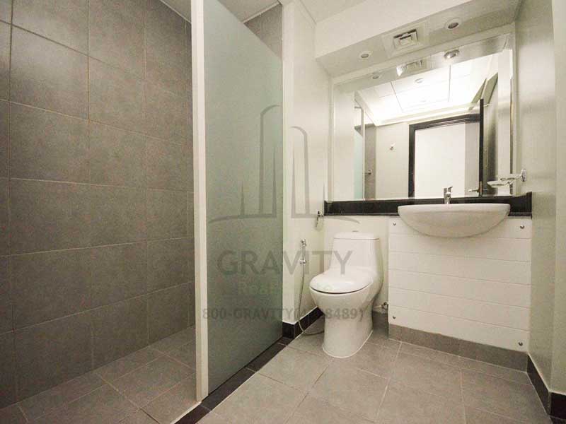 clean-bathroom-in-downtown-al-reef